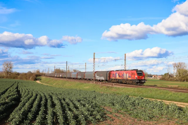 [CAPTRAIN PHOTO 📸]Un grand merci à @le_spotteur_de_bourgogne pour cette superbe photo de notre E6001, capturée au niveau de Pulligny (54) sur notre contrat Vittel ! ☀️L’Eurodual est la première locomotive bi-mode d’Europe, alliant traction thermique et électrique.N’oubliez pas, vous aussi, de partager vos photos avec nous en utilisant l’hashtag #captrainphoto ou en nous identifiant.#spotter #photoferroviaire #captrainphoto
